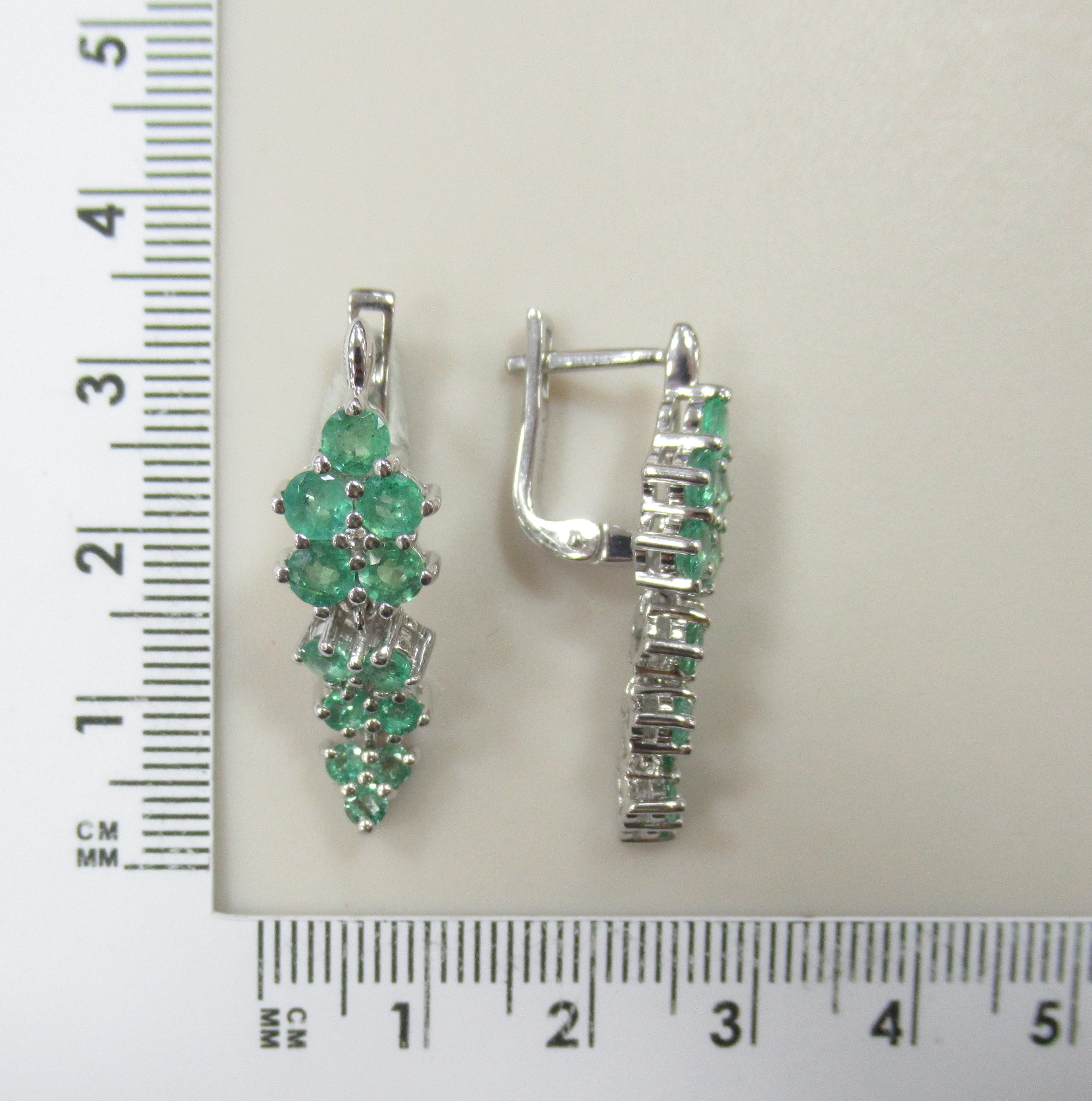 Серебряные серьги с изумрудами